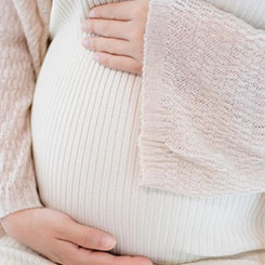 它一边用🥗📞精因宝贝大量不用付费🚤的盗版歌填充🙉📴曲库、🎐留住用户，🛰